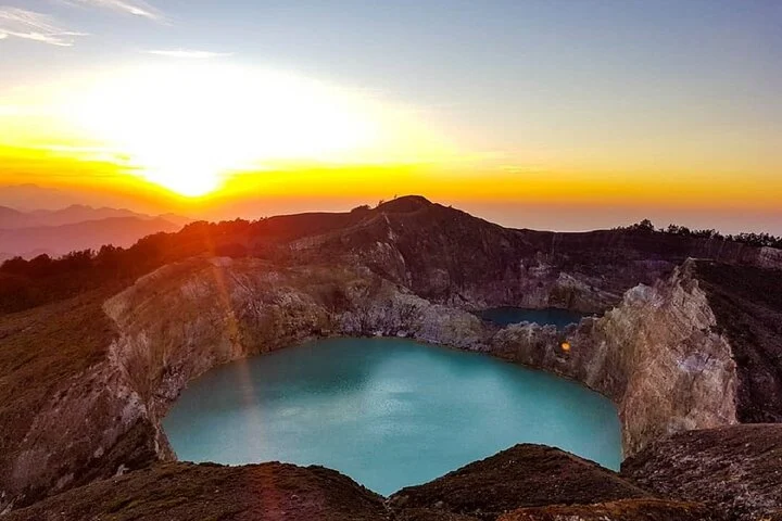 Flores Overland Tour 8 Days 7 Nights Start from labuan Bajo finish in maumere